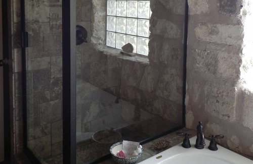 Willow City Cabin | Secluded Cabin w/ outdoor shower, 17min FBG, Willow City Loop, Bell Mtn Winery