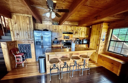 Baxter Cabin | Secluded Cabin With a View!