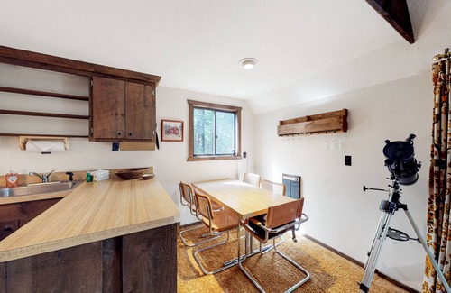 Londonderry House | Secluded cabin with 70s vibe, large deck, wood-burning stove, WiFi, & W/D