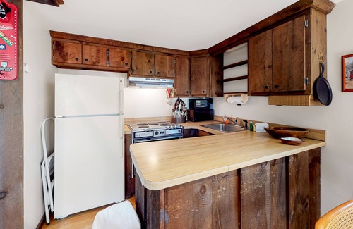 Londonderry House | Secluded cabin with 70s vibe, large deck, wood-burning stove, WiFi, & W/D