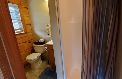Uniontown Cabin | Secluded cabins with fishing pond on the Mississippi River Hills Wine Trail