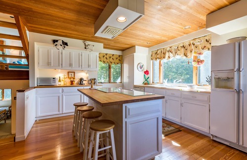Peru House | Secluded Chalet, Mountain Views, Sauna+ Hotub (Near Stratton, Magic, Bromley Mt)