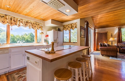 Peru House | Secluded Chalet, Mountain Views, Sauna+ Hotub (Near Stratton, Magic, Bromley Mt)