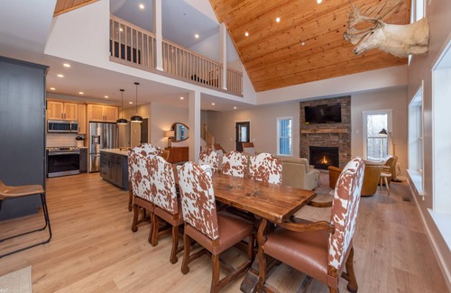 Mountainside House | Secluded Chalet w/Hot Tub & Pool Table