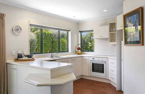 Waipahihi House | Secluded & Cosy - 5min to Town *No Service Fee*