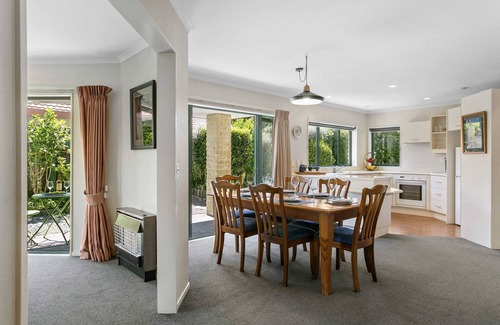 Waipahihi House | Secluded & Cosy - 5min to Town *No Service Fee*