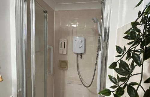 Camberley Apartment | Secluded cosy extension with free parking, sleeps 4