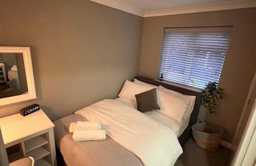 Camberley Apartment | Secluded cosy extension with free parking, sleeps 4