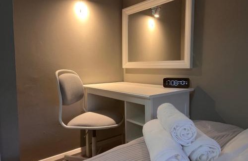 Camberley Apartment | Secluded cosy extension with free parking, sleeps 4