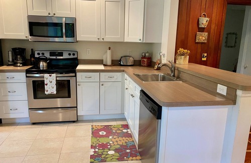 Ridge Wood Heights House | Secluded Cottage on 6.2-Acre Homestead IN TOWN 10-15 min to Beach/Downtown
