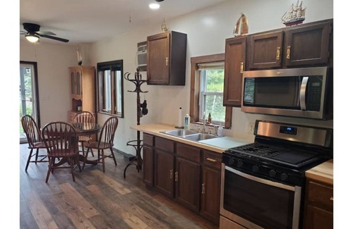 Ripley Cottage | Secluded Cottage with Hidden Cove on Lake Erie