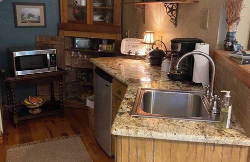 Fredericksburg Bed & Breakfast | Secluded Country Cottage in the Texas Hill Country