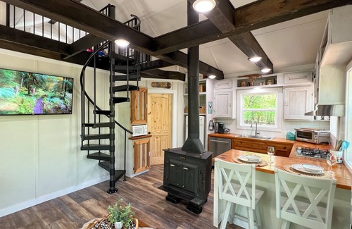 Mena Cabin | Secluded cozy cabin overlooks creek below, close to WPG trails, newly remodeled