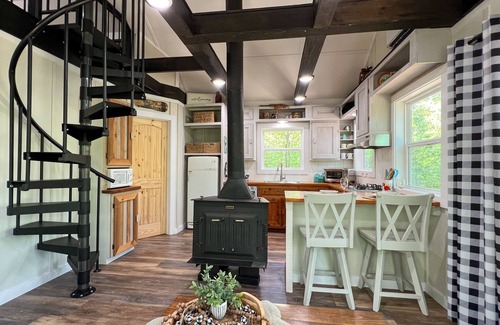 Mena Cabin | Secluded cozy cabin overlooks creek below, close to WPG trails, newly remodeled