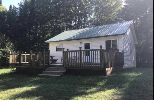 Trout Lake Cabin | Secluded Deerfoot cabin getaway with WIFI near Trout Lake