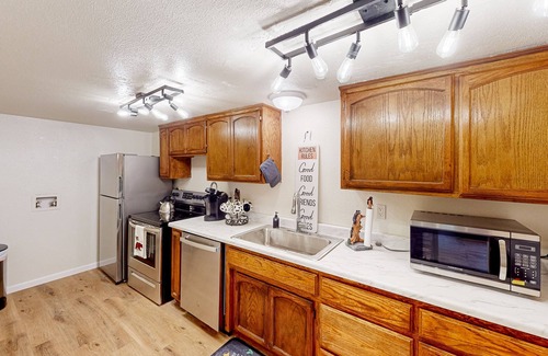 Greater Sacramento House | Secluded dog-friendly house close to American River with firepit, grill, W/D, AC