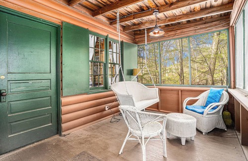 Holland Cottage | Secluded dog-friendly retreat with beach access