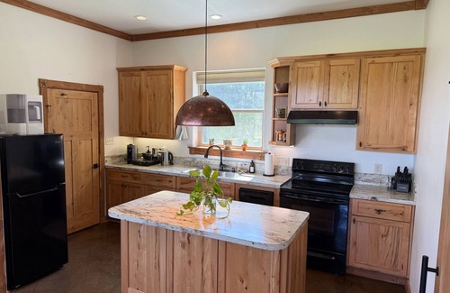 Cherokee County Cabin | Secluded East TX Cabin w/Hot Tub, Fishing Pond, Firepit & Scenic Views