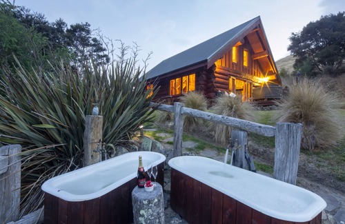 Clutha District House | Secluded Eco-friendly Log Cabin with Steaming Outdoor Baths