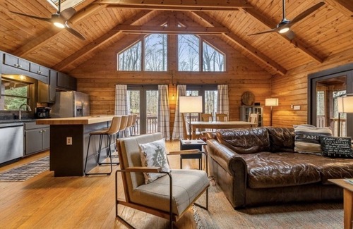 Ellijay House | Secluded Ellijay River Cabin, Hot tub, firepit, Fire Pit, Bunkroom & Gameroom