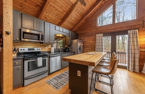 Ellijay House | Secluded Ellijay River Cabin, Hot tub, firepit, Fire Pit, Bunkroom & Gameroom