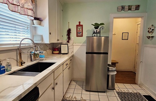 Boulevard Oaks Apartment | Secluded English Retreat by Rice University, Medical Center & Museum District