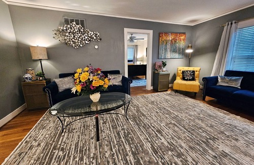 Boulevard Oaks Apartment | Secluded English Retreat by Rice University, Medical Center & Museum District