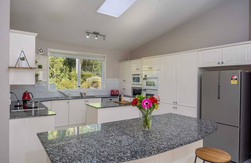 North Nowra House | Secluded escape close to Berry, Kangaroo Valley, Beaches, Wineries & Rivers.