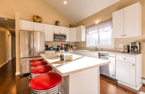 Londonderry House | Secluded Estate with Private Lake, Swimming Pool and Hot Tub