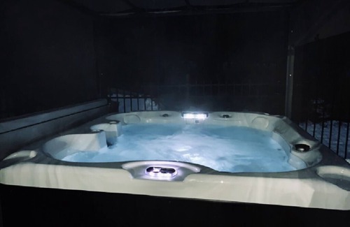 Westbrook House | Secluded Family escape w/pool & jacuzzi