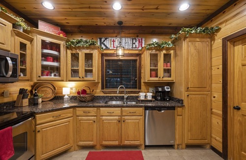 Broken Bow Cabin | Secluded Family Fun! Mountain Cabin w/PoolTable, HotTub, Firepit, Spa BathTub