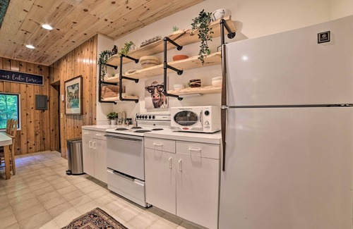Harbor Springs Cabin | Secluded Family Cabin < 1 Mi to Lake Michigan!