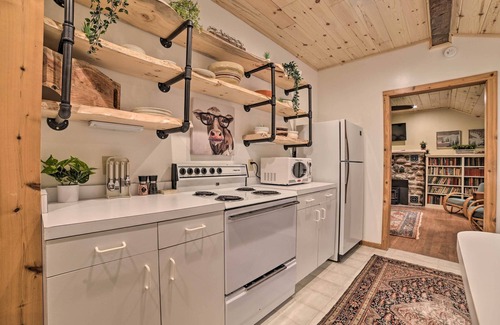 Harbor Springs Cabin | Secluded Family Cabin < 1 Mi to Lake Michigan!
