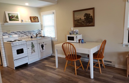 Bainbridge House | Secluded farmstay with pool and fireplace.the Guesthouse at Sunny Ridge Farm