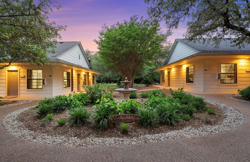 Crawford House | Secluded Garden-view King Suite with Pool Surrounded by Tree-Filled Retreat