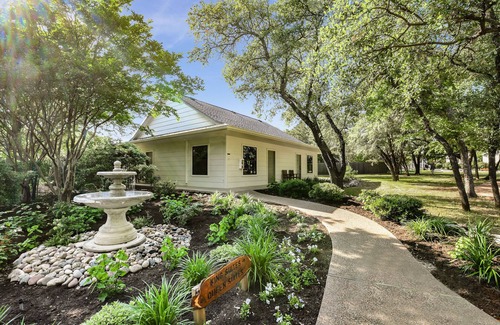 Crawford House | Secluded Garden-view King Suite with Pool Surrounded by Tree-Filled Retreat