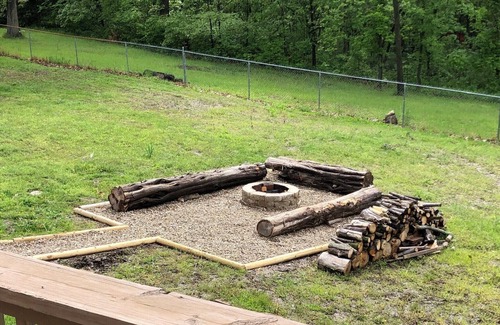 Edwardsville House | Secluded get away, minutes from KC’s favorite attractions!
