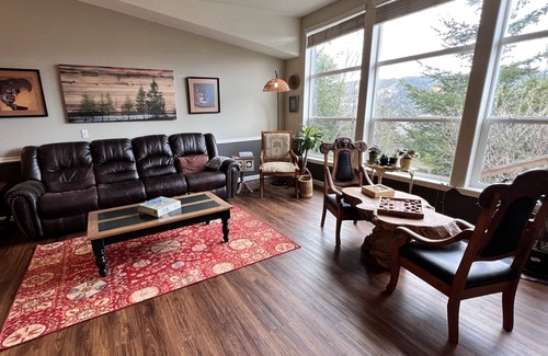 Gold Beach House | Secluded getaway 5 minutes from salmon fishing, kayaking, and whale watching!