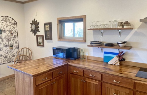 Jones Mills Cottage | Secluded getaway on Lake Catherine, minutes from town - birds, fishing, & kayaks
