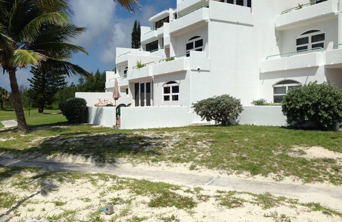 Bahamas Terrace Condo | Secluded Groundfloor Beachfront Condo