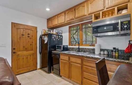 Verdugo Woodlands House | Secluded Guesthouse with pool access.