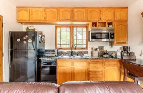 Verdugo Woodlands House | Secluded Guesthouse with pool access.