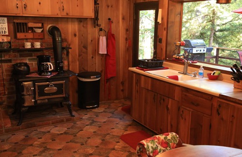 Idyllwild Cabin | Secluded "Hidden Heaven" Vintage Cabin on Strawberry Creek, Walk to town