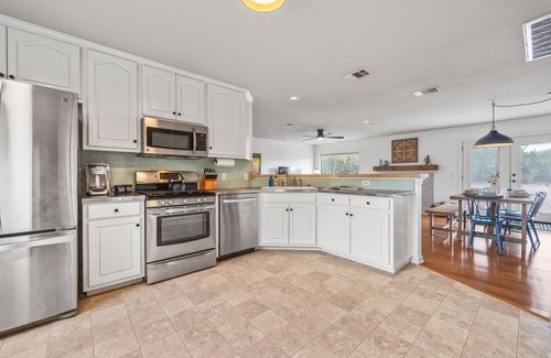 Henly House | Secluded Hill Country Retreat | Family & Pet-Friendly