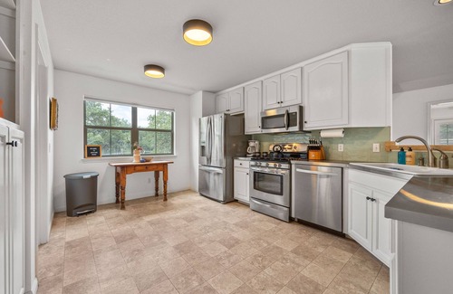 Henly House | Secluded Hill Country Retreat | Family & Pet-Friendly