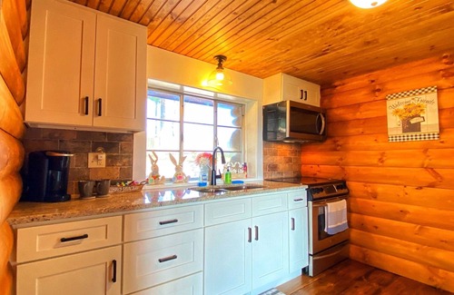 Mount Aetna Cottage | Secluded Hilltop Cottage- Rekindle the 🔥(Hot Tub)