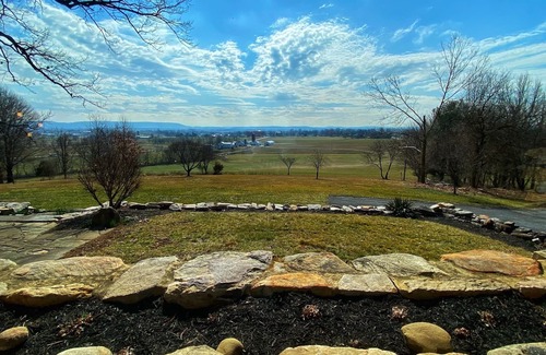Mount Aetna Cottage | Secluded Hilltop Cottage- Rekindle the 🔥(Hot Tub)