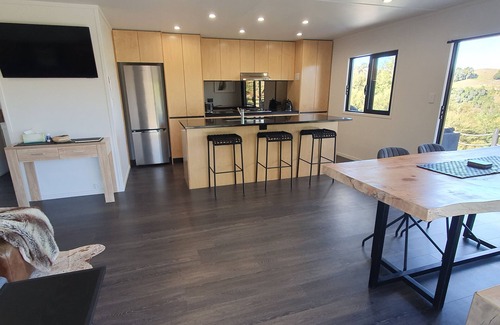 Taumarunui House | Secluded hilltop retreat with luxury and comfort.