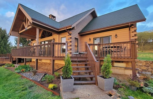 Baker Cabin | Secluded Hilltop Retreat: Log Cabin + Hot Tub