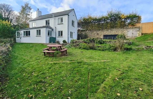Frampton Mansell Cottage | Secluded holiday cottage in the heart of the Cotswolds with private hot tub.